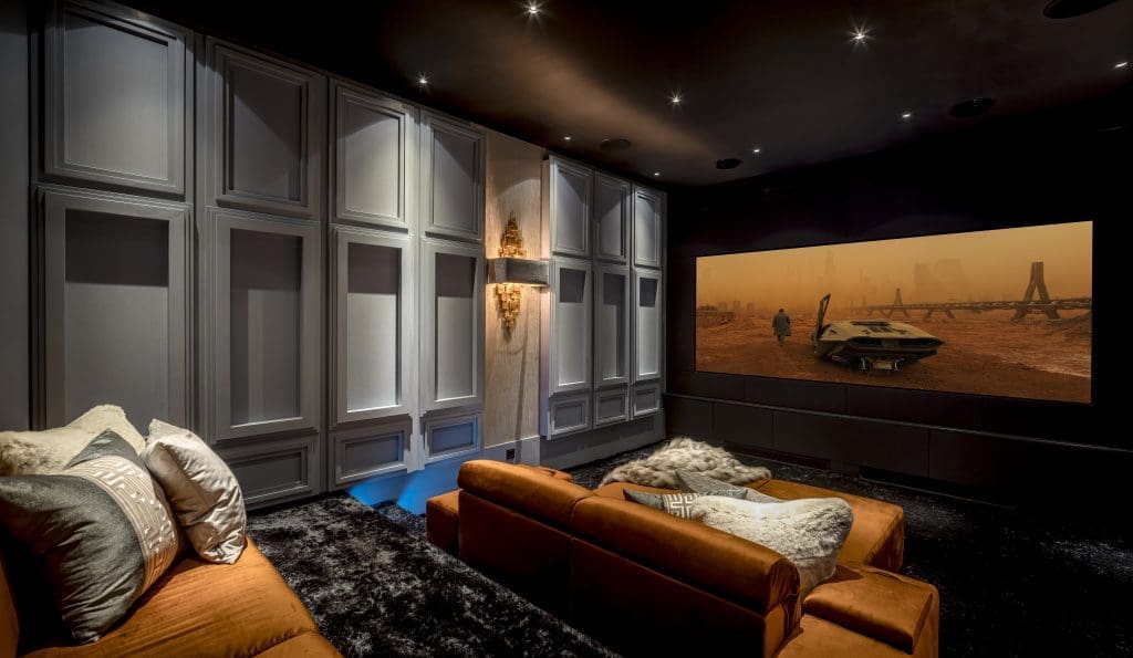 Project Solis 0.2 High-end thuisbioscoop met leren bioscoopbanken, projector en sfeervolle verlichting.