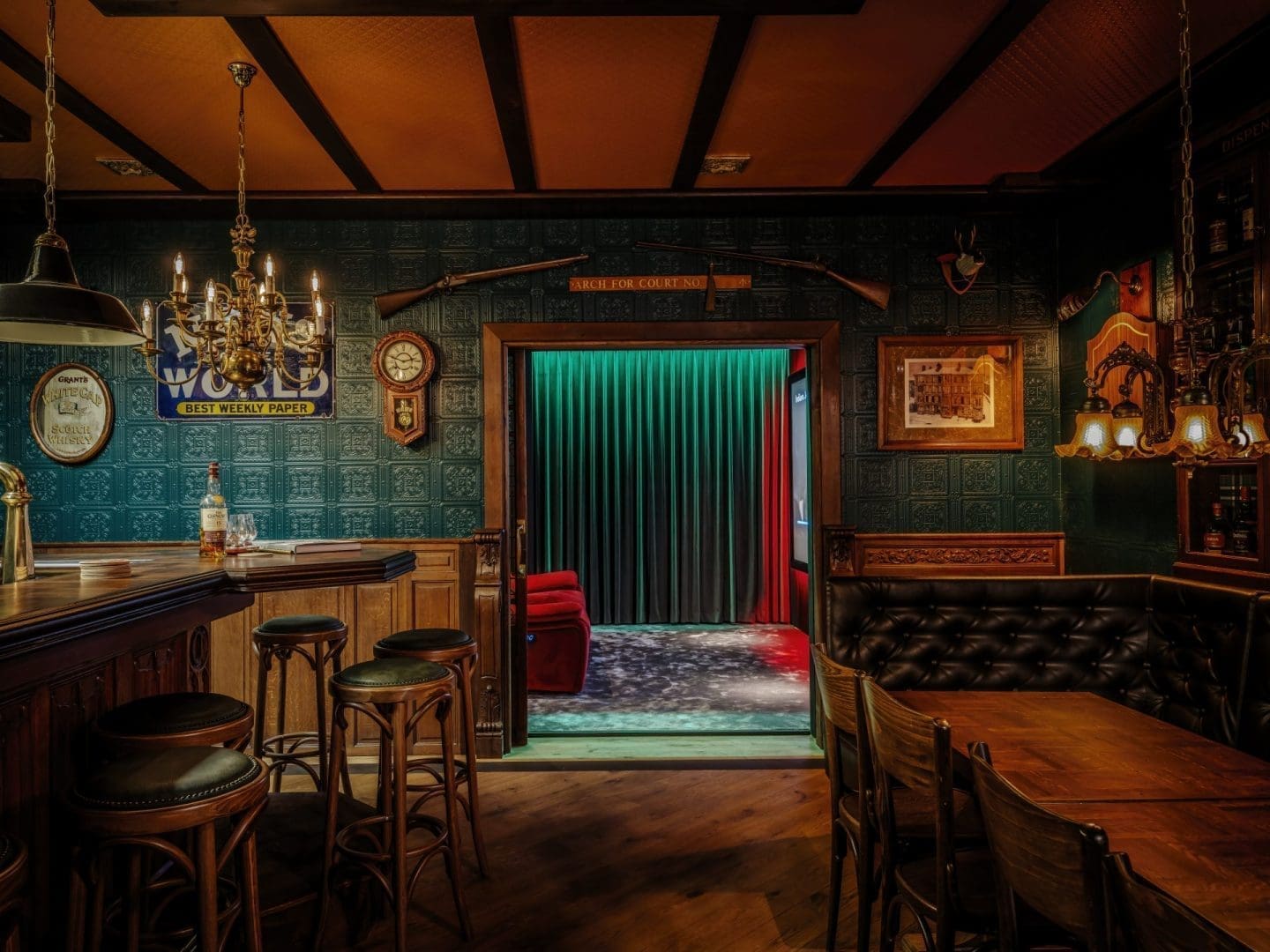 Sfeervolle bar met houten krukken, een leren bank en een doorgang met groene gordijnen, met "World" logo aan de muur. Sfeervolle bar met houten krukken, een leren bank en een doorgang met groene gordijnen, met "World" logo aan de muur.
