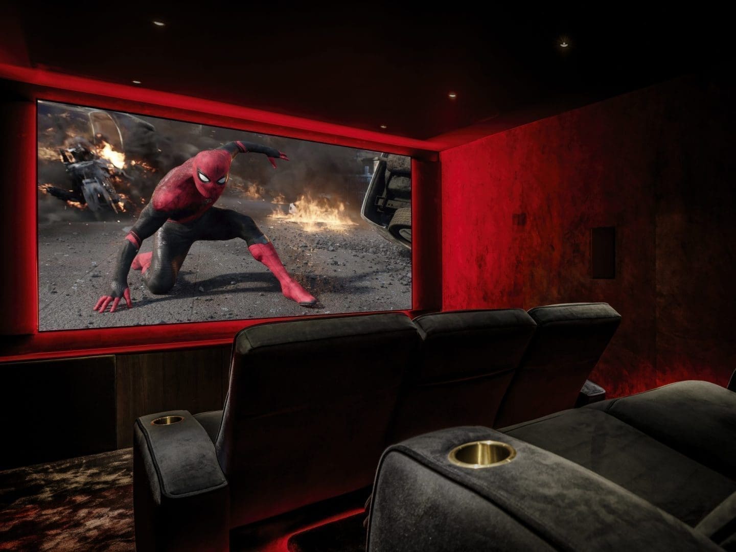 Spider-Man in een actiescène op een groot scherm in een luxe thuisbioscoop met rode sfeerverlichting, Project Fusion 0.1. Spider-Man in een actiescène op een groot scherm in een luxe thuisbioscoop met rode sfeerverlichting, Project Fusion 0.1.