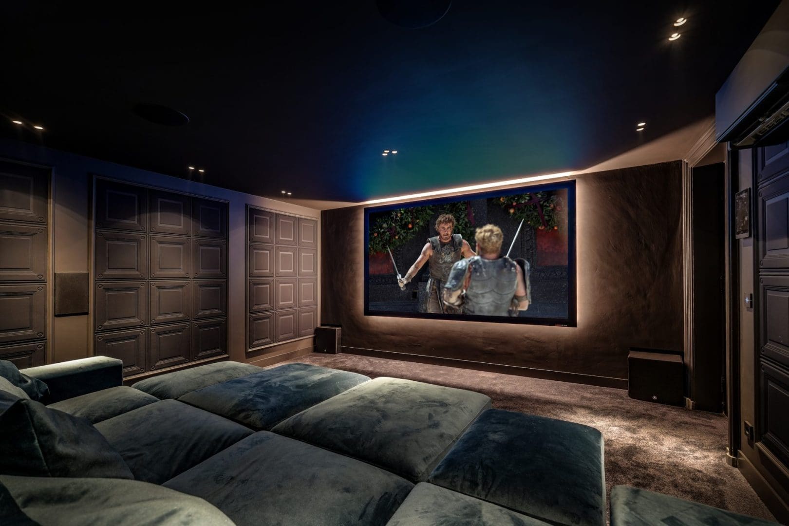 Luxe thuisbioscoop met een grote bank en een filmscène op het scherm in Project Vesper 0.2.