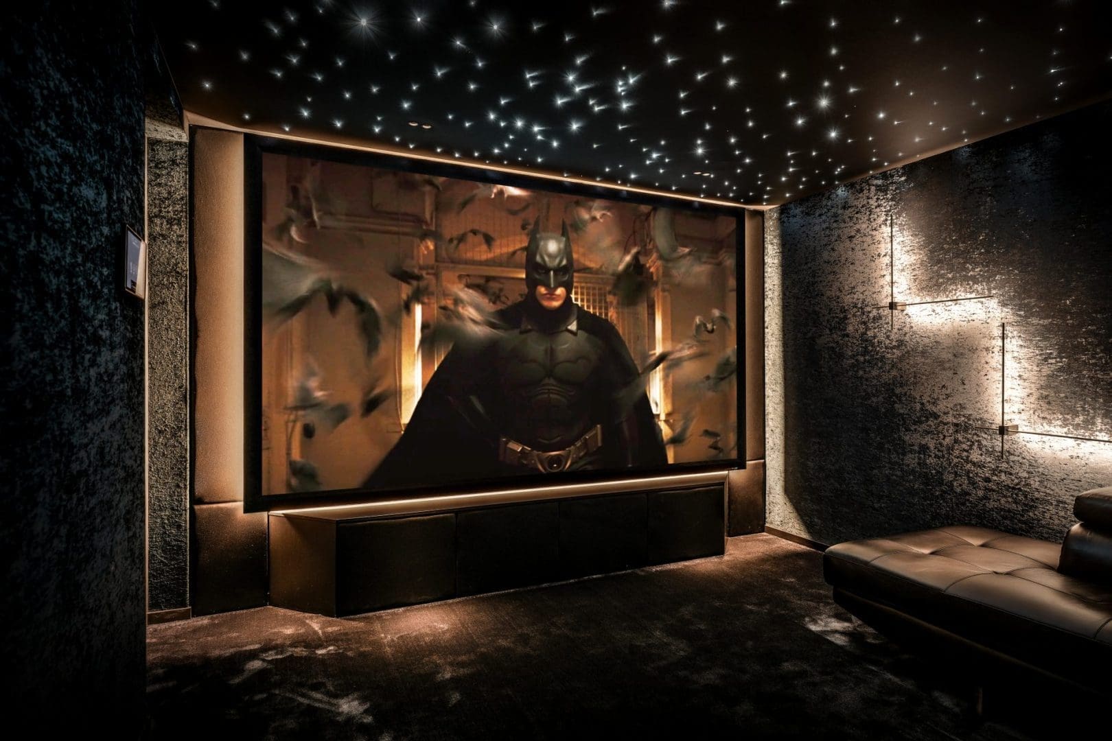 Batman op een groot scherm in een luxe thuisbioscoop met een sterrenhemelplafond, genaamd Project Onyx 0.3.