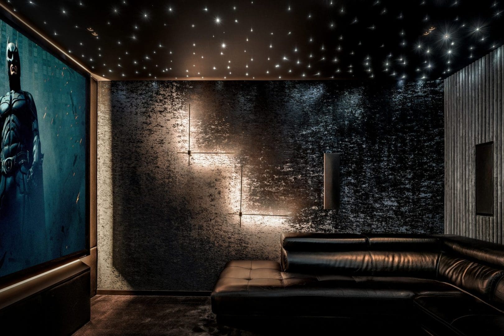 Luxe thuisbioscoop met Batman op het scherm, een zwarte leren bank en een plafond met sterrenhemel, genaamd Project Onyx 0.2. Luxe thuisbioscoop met Batman op het scherm, een zwarte leren bank en een plafond met sterrenhemel, genaamd Project Onyx 0.2.