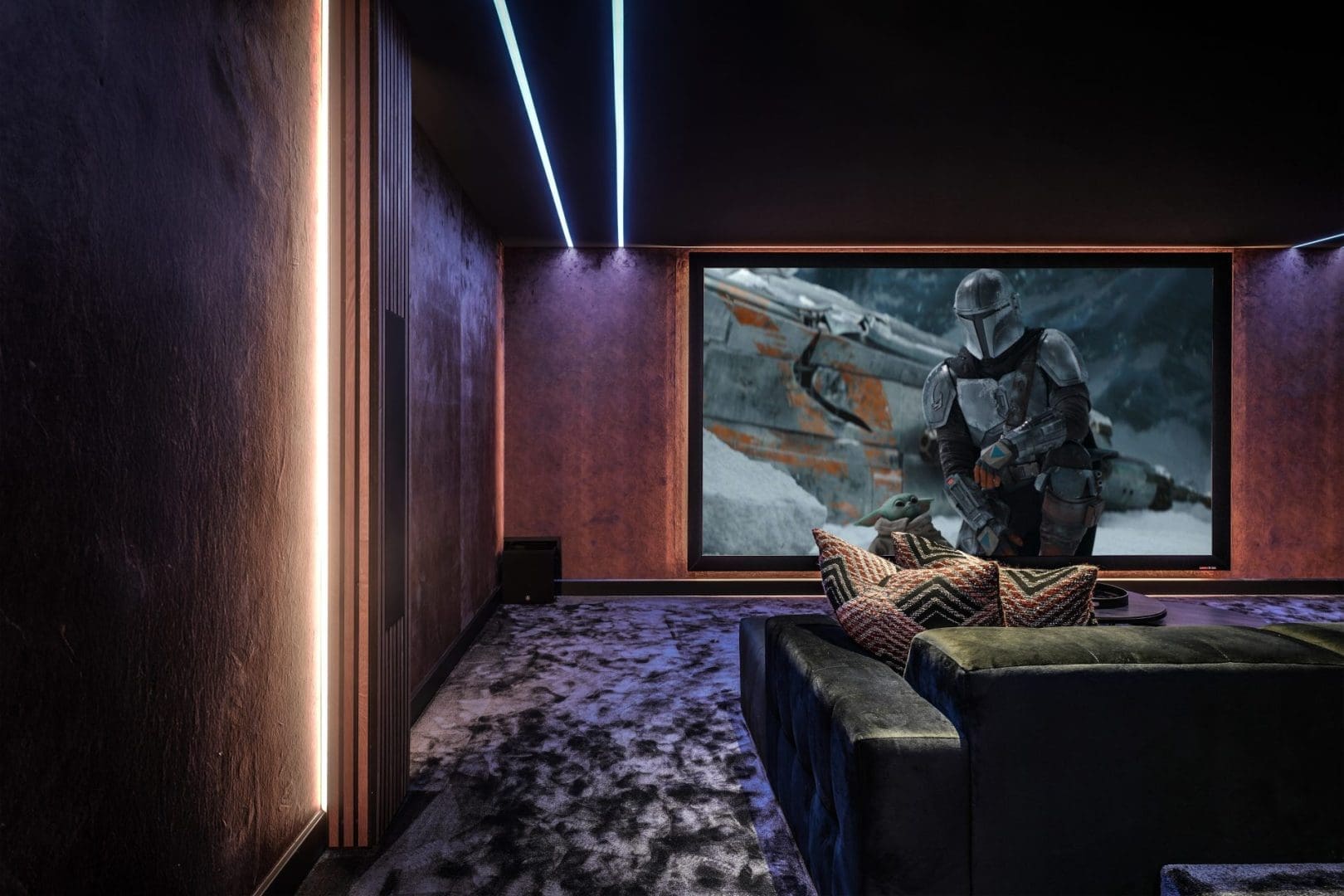 Een luxe thuisbioscoop met een bank en een groot scherm waarop The Mandalorian en Grogu te zien zijn. Een luxe thuisbioscoop met een bank en een groot scherm waarop The Mandalorian en Grogu te zien zijn.