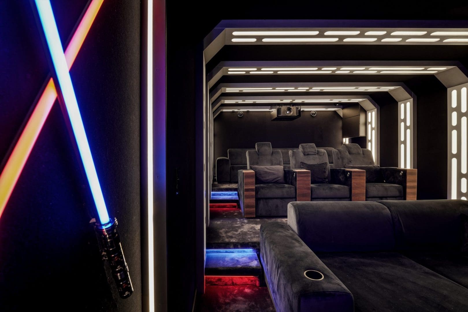 Thuisbioscoop in Star Wars-stijl met gekruiste lichtzwaarden aan de muur en futuristische verlichting, Project Hyperspace 0.3