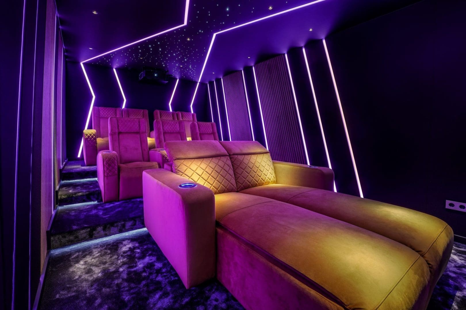 Luxe thuisbioscoop met paarse verlichting, rijen fluwelen stoelen en een sterrenhemelplafond, genaamd Project Apex 0.2.