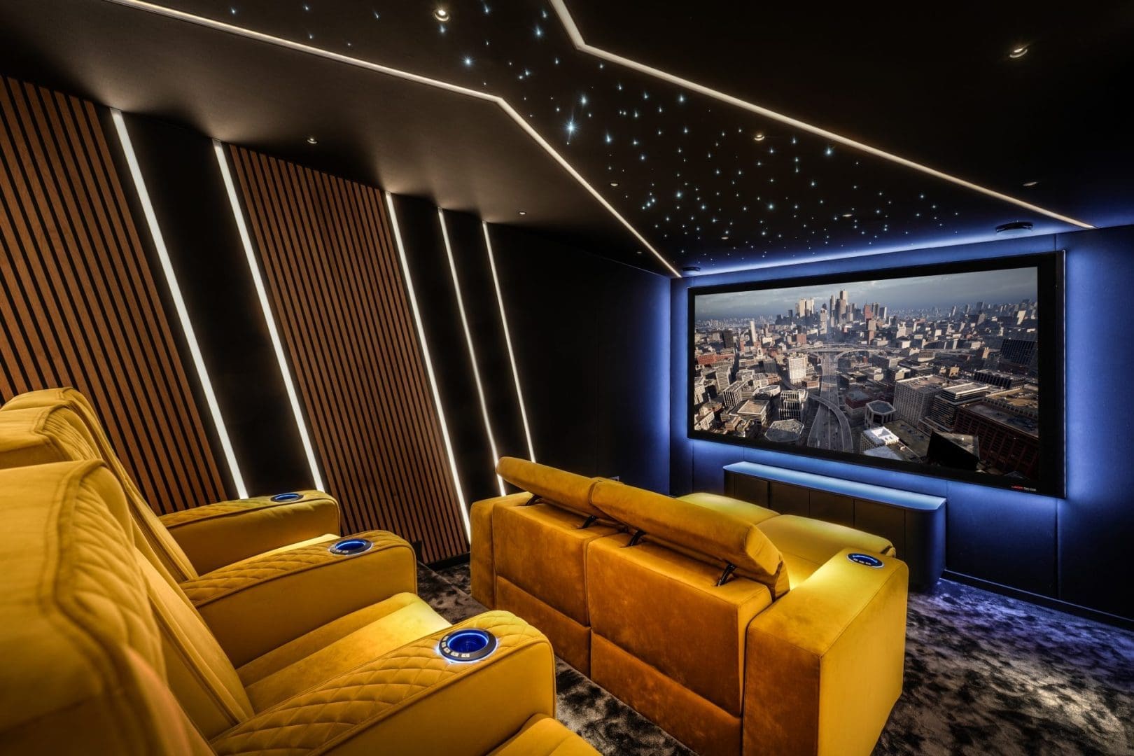 Luxe thuisbioscoop met gele fauteuils, een sterrenhemelplafond en een groot scherm met een stadsgezicht van Project Apex 0.3.