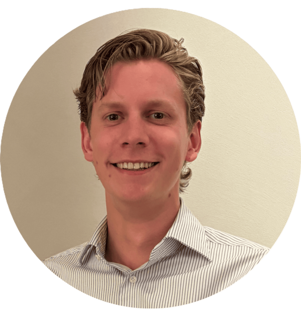 Frederik, contactpersoon bij Moresenz, glimlacht vriendelijk in een gestreept overhemd. Frederik, contactpersoon bij Moresenz, glimlacht vriendelijk in een gestreept overhemd.