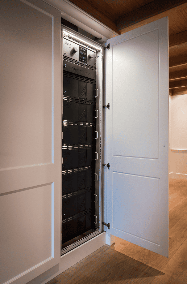 Een 19-inch rack met audio-apparatuur ingebouwd in een kast met de tekst "magnitude" op de bovenste versterker. Een 19-inch rack met audio-apparatuur ingebouwd in een kast met de tekst "magnitude" op de bovenste versterker.