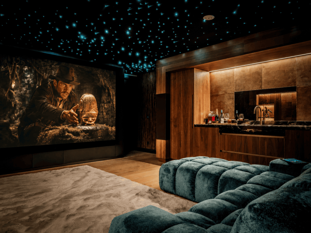 Luxe thuisbioscoop met een groot scherm waarop Indiana Jones te zien is, een sterrenhemelplafond en een comfortabele bank. Luxe thuisbioscoop met een groot scherm waarop Indiana Jones te zien is, een sterrenhemelplafond en een comfortabele bank.