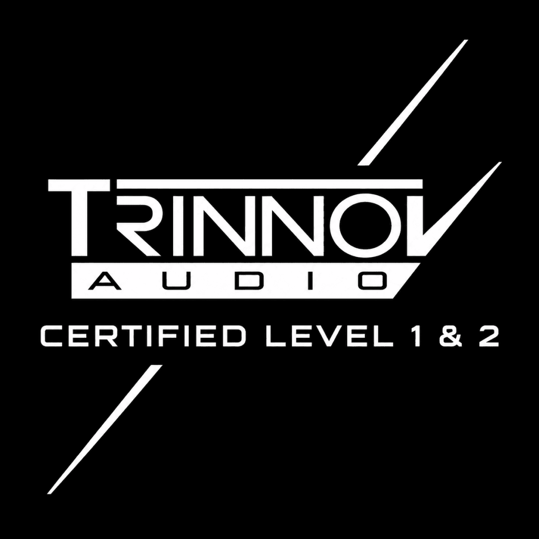 Logo van Trinnov Audio met de tekst "Certified Level 1 & 2". Logo van Trinnov Audio met de tekst "Certified Level 1 & 2".