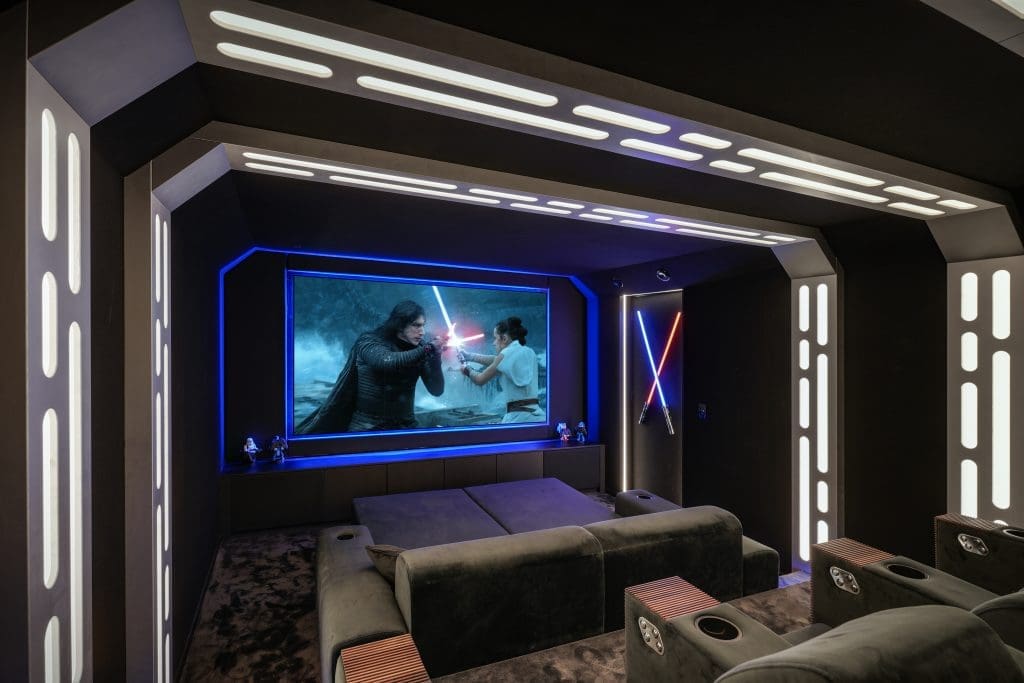 Thuisbioscoop in Star Wars-stijl met een groot scherm waarop een gevecht met lichtzwaarden te zien is.