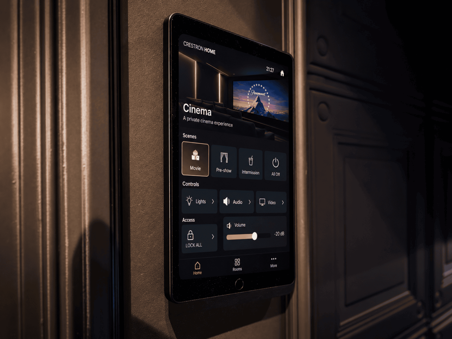 Crestron Home domotica-paneel aan de muur met een interface voor het bedienen van een thuisbioscoop. Crestron Home domotica-paneel aan de muur met een interface voor het bedienen van een thuisbioscoop.