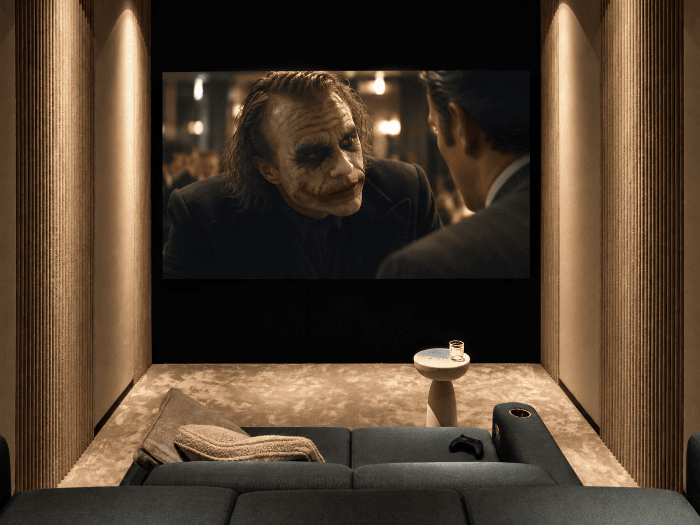 De Joker en Harvey Dent op een groot scherm in een thuisbioscoop met een bank, kussens en een bijzettafel met een glas. De Joker en Harvey Dent op een groot scherm in een thuisbioscoop met een bank, kussens en een bijzettafel met een glas.